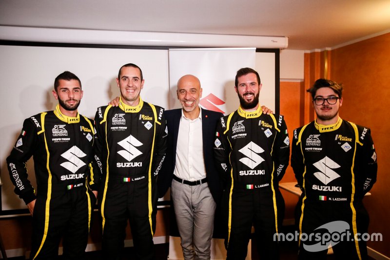 I partecipanti a Rally Italia Talent: Marco Betti, Luca Insalata, Lorenzo Lamanda e Nicolò Lazzarini, con Massimo Nalli, Presidente Suzuki Italia