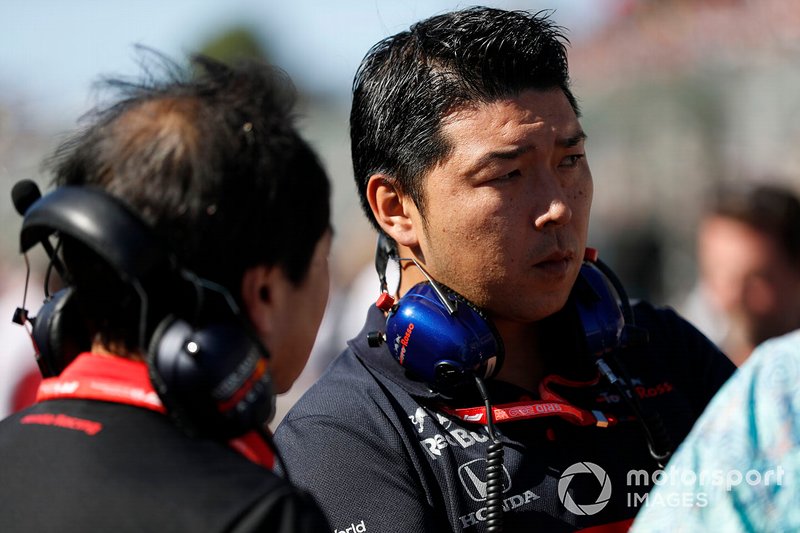 Toro Rosso-monteurs op de grid met Toyoharu Tanabe, F1 technisch directeur, Honda