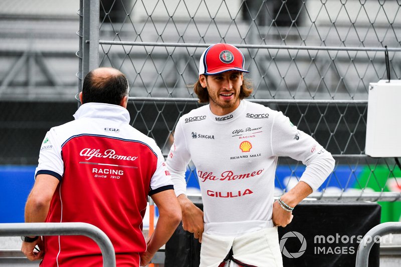 Antonio Giovinazzi, Alfa Romeo Racing e Frederic Vasseur, Team Principal, Alfa Romeo Racing sul pit wall
