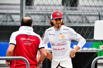 Antonio Giovinazzi, Alfa Romeo Racing e Frederic Vasseur, Team Principal, Alfa Romeo Racing sul pit wall