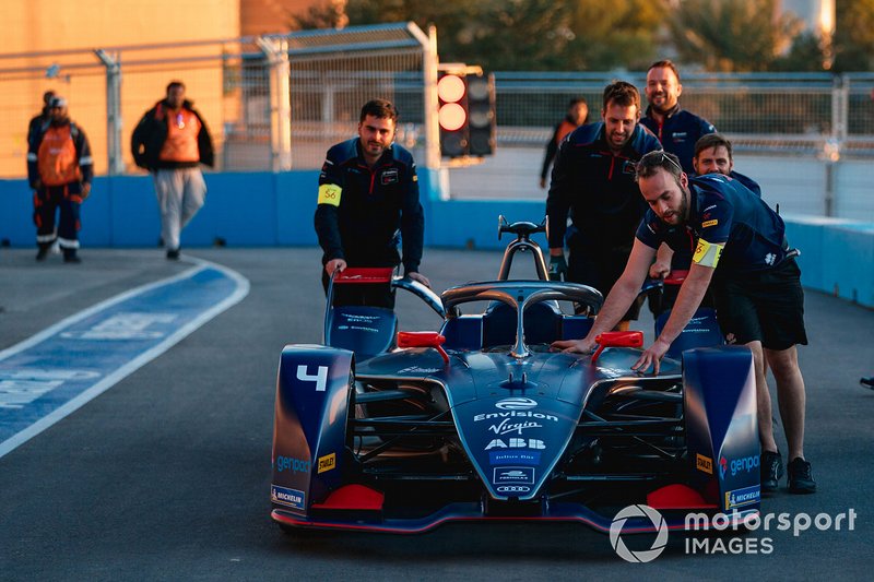 Mechanics push the car of Robin Frijns, Virgin Racing, Audi e-tron FE06 through the pit lane