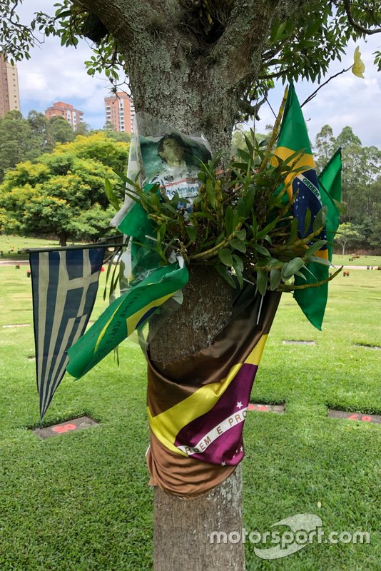 Banderas y fotos de un fan de Senna en el cementerio de Sao Paulo