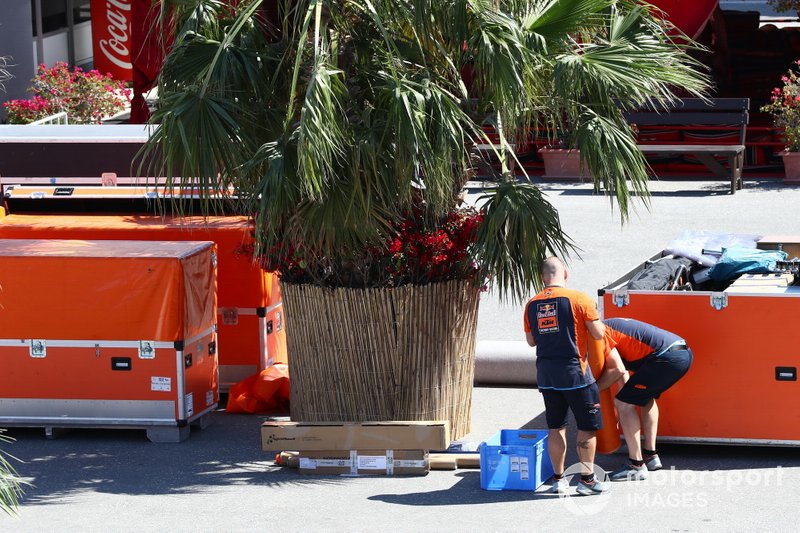 Los equipos de MotoGP empacando