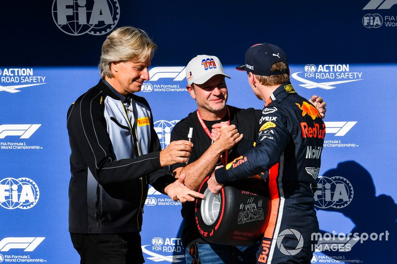 Max Verstappen, Red Bull Racing recibe el premio Pirelli Pole Position de manos de Rubens Barrichello