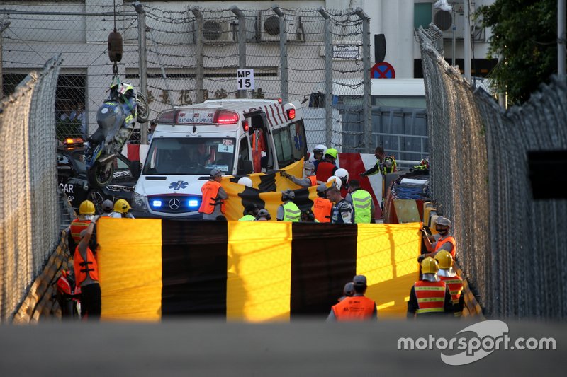 Red flag after second crash