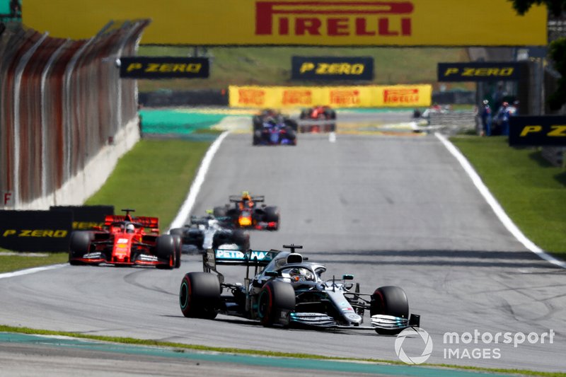 Lewis Hamilton, Mercedes AMG F1 W10, Sebastian Vettel, Ferrari SF90, y Valtteri Bottas, Mercedes AMG W10