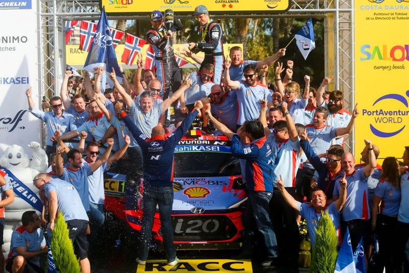 Winner Thierry Neuville, Nicolas Gilsoul, Hyundai Motorsport Hyundai i20 Coupe WRC with the team