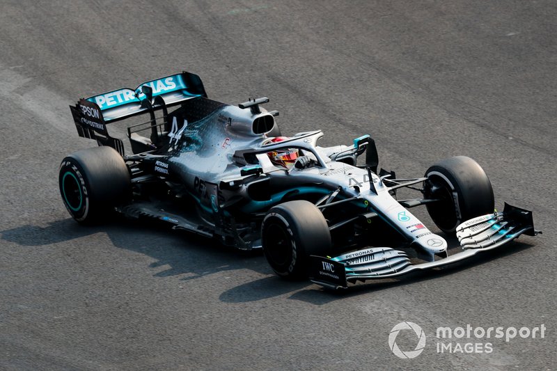 Lewis Hamilton met schade aan de rechterkant van zijn Mercedes