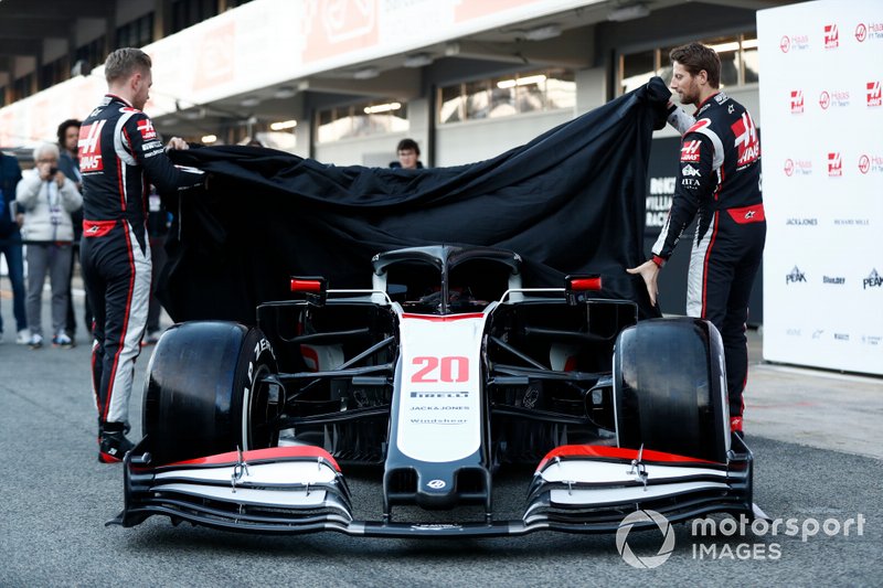 Kevin Magnussen, Haas F1 Team and Romain Grosjean, Haas F1 Team, unveil the VF-20