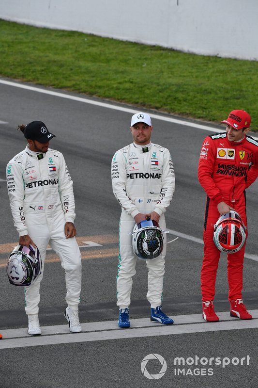 Lewis Hamilton, Mercedes-AMG Petronas F1, Valtteri Bottas, Mercedes-AMG Petronas F1, e Charles Leclerc, Ferrari schierati sulla pista