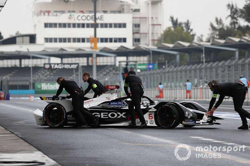 I meccanici spingono Brendon Hartley, Dragon Racing, Penske EV-4 dentro al garage