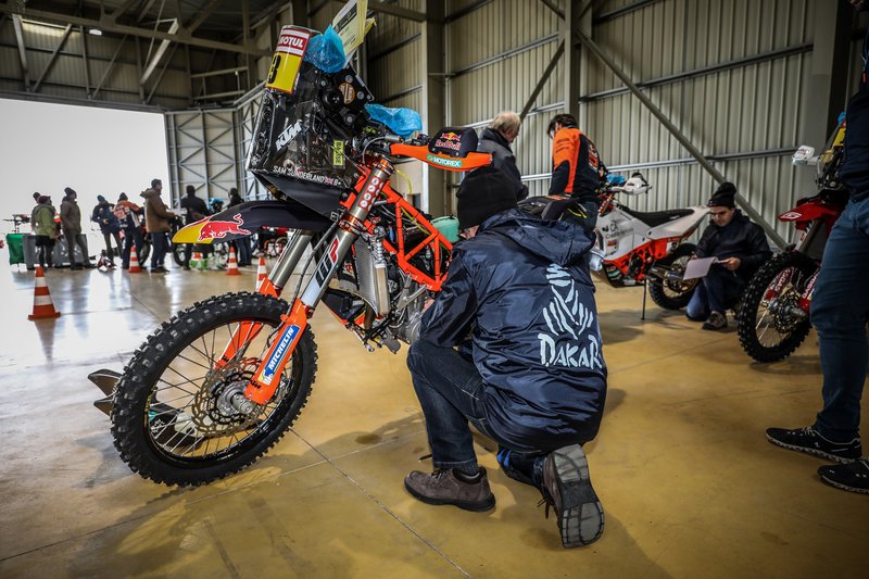 Verificaciones en Paul Ricard antes del embarque del Dakar 2020