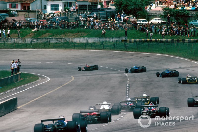 Gilles Villeneuve, Ferrari, in testa all'inizio della gara, al GP del Brasile del 1980