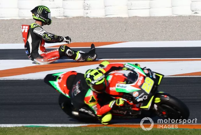 Andrea Iannone, Aprilia Racing Team Gresini pasa a Cal Crutchlow, Team LCR Honda después de su caída