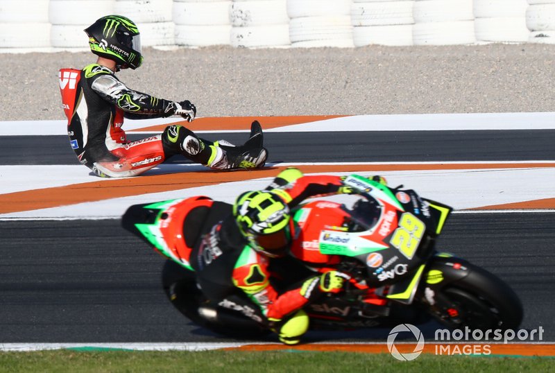 Andrea Iannone, Aprilia Racing Team Gresini pasa a Cal Crutchlow, Team LCR Honda después de su caída