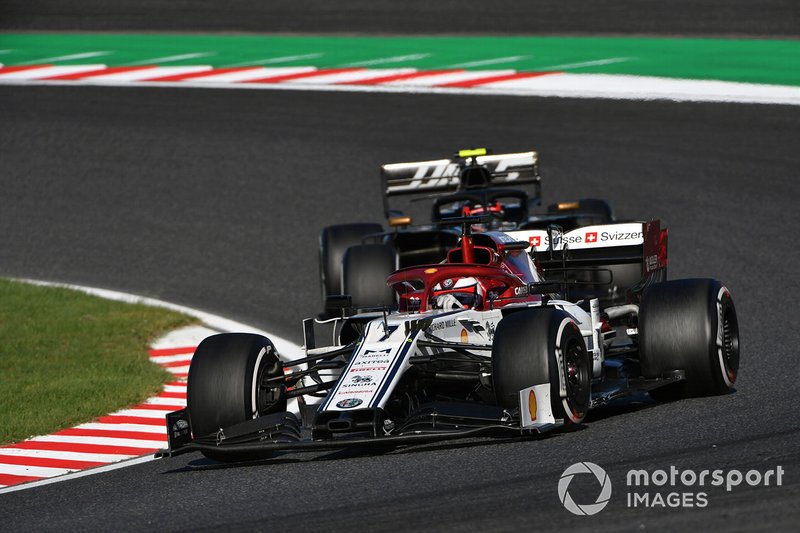 Kimi Raikkonen, Alfa Romeo Racing C38, devant Kevin Magnussen, Haas F1 Team VF-19
