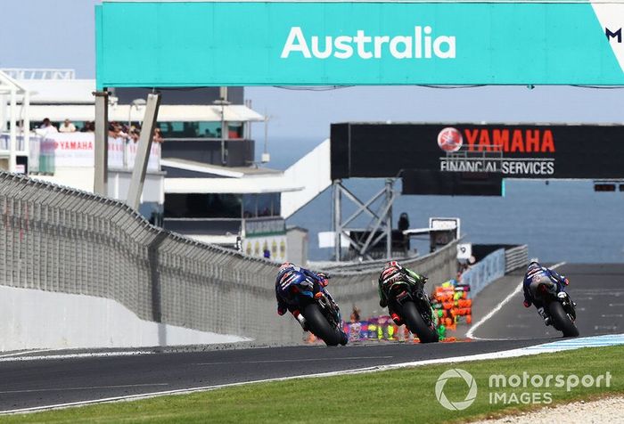 Loris Baz, Ten Kate Racing Yamaha, tras la caída