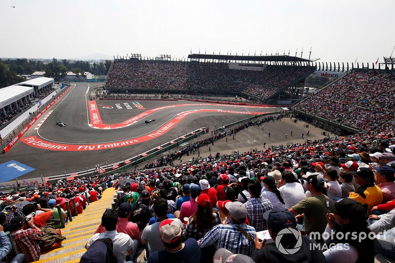 Nico Rosberg, Mercedes F1 W06, precede Lewis Hamilton, Mercedes F1 W06, al GP del Messico del 2015