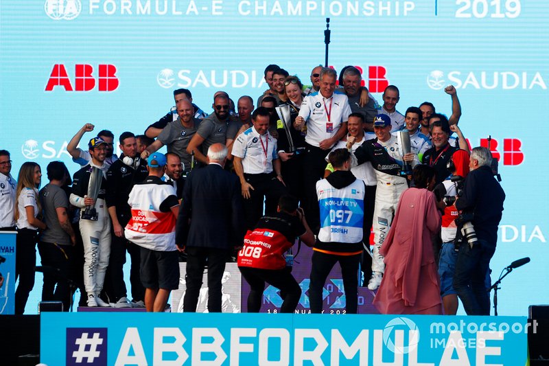 Il team BMW I Andretti Motorsports festeggia sul podio