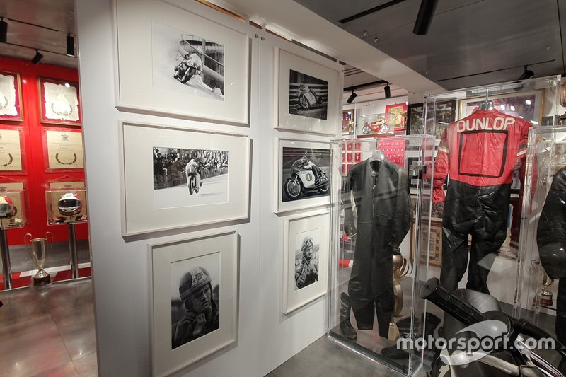 Fotografie e tute in esposizione