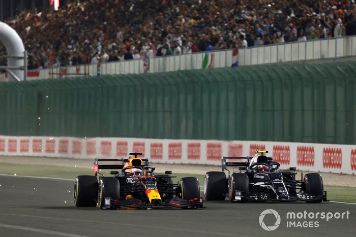 Max Verstappen, Red Bull Racing RB16B, lucha con Pierre Gasly, AlphaTauri AT02