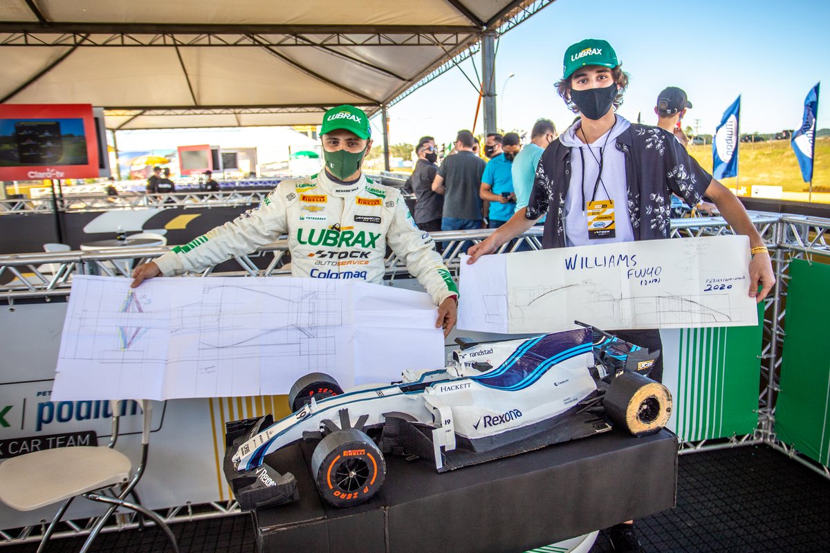Felipe Massa autografa réplica de Williams FW40 de 2017