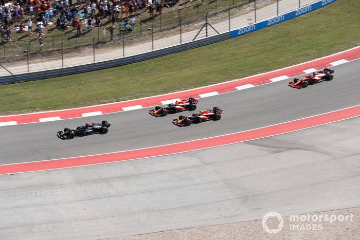 Lewis Hamilton, Mercedes W12, Max Verstappen, Red Bull Racing RB16B, Sergio Pérez, Red Bull Racing RB16B, y Charles Leclerc, Ferrari SF21