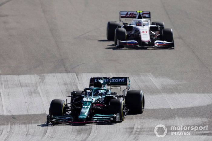 Lance Stroll, Aston Martin AMR21, Mick Schumacher, Haas VF-21