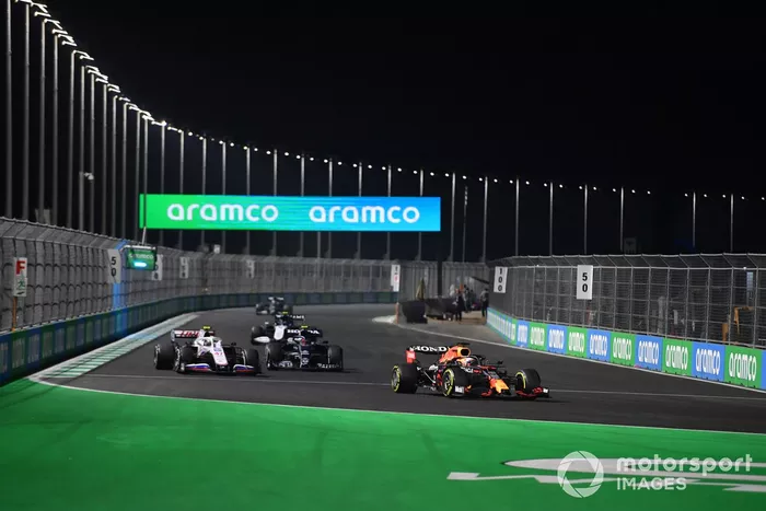 Max Verstappen, Red Bull Racing RB16B, Mick Schumacher, Haas VF-21, Pierre Gasly, AlphaTauri AT02