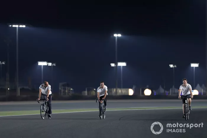 Daniel Ricciardo, McLaren recorre la pista en bicicleta