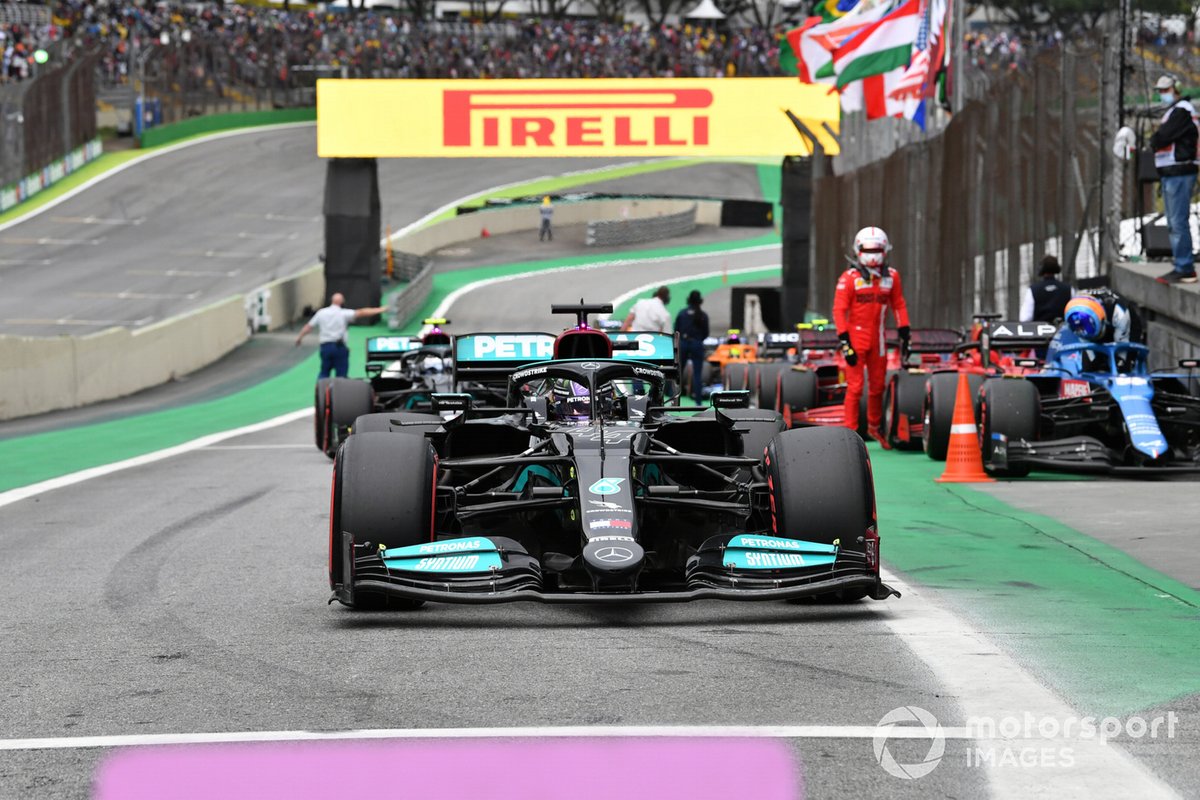 Il poleman Lewis Hamilton, Mercedes W12, arriva nel Parc Ferme