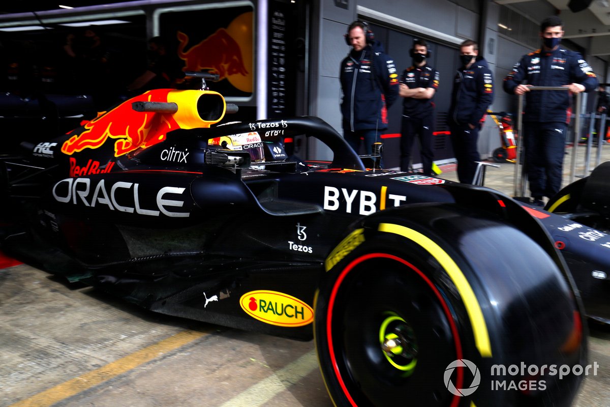 Max Verstappen, Red Bull Racing RB18, sort de son garage