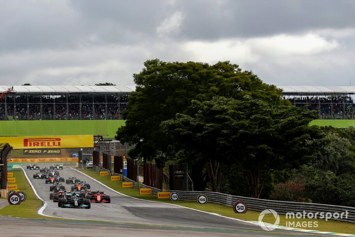 Valtteri Bottas, Mercedes W12, Max Verstappen, Red Bull Racing RB16B, Carlos Sainz Jr., Ferrari SF21, Sergio Pérez, Red Bull Racing RB16B, y el resto del grupo en la primera vuelta