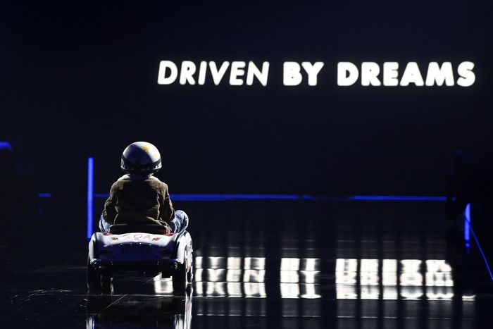 Un niño con un minicoche