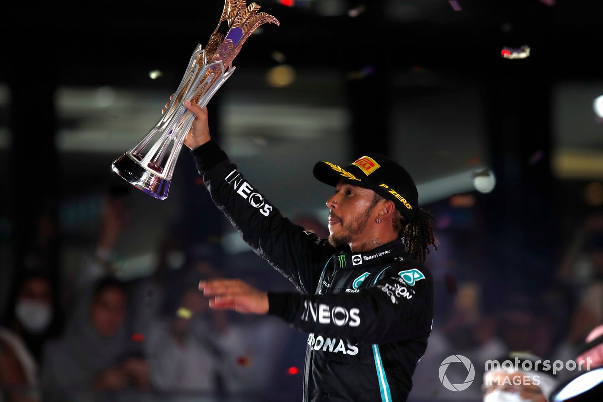 Lewis Hamilton, Mercedes, 1a posizione, solleva il suo trofeo