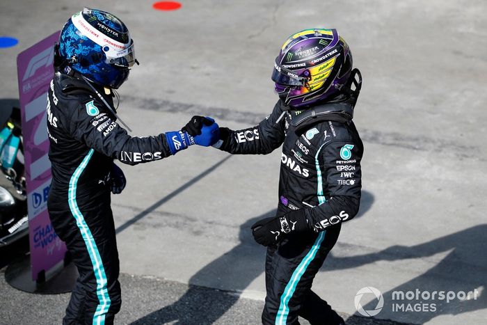 Valtteri Bottas, Mercedes, 3ª posición, felicita a Lewis Hamilton, Mercedes, 1ª posición, en el Parc Ferme