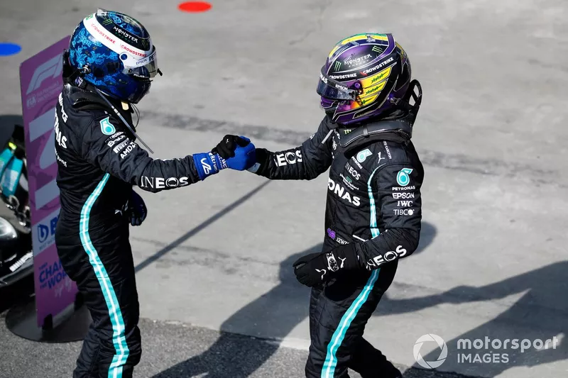 Valtteri Bottas, Mercedes, 3a posizione, si congratula con Lewis Hamilton, Mercedes, 1a posizione, nel Parc Ferme