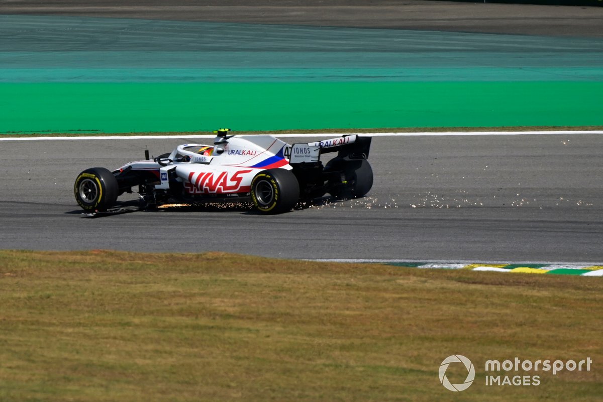Mick Schumacher, Haas VF-21, se dirige a boxes con el alerón delantero roto