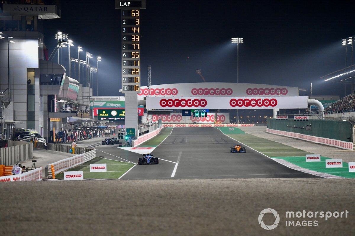Esteban Ocon, Alpine A521, sale de boxes mientras Daniel Ricciardo, McLaren MCL35M, se acerca