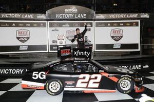 Race winner Austin Cindric, Team Penske, Ford Mustang Verizon 5G