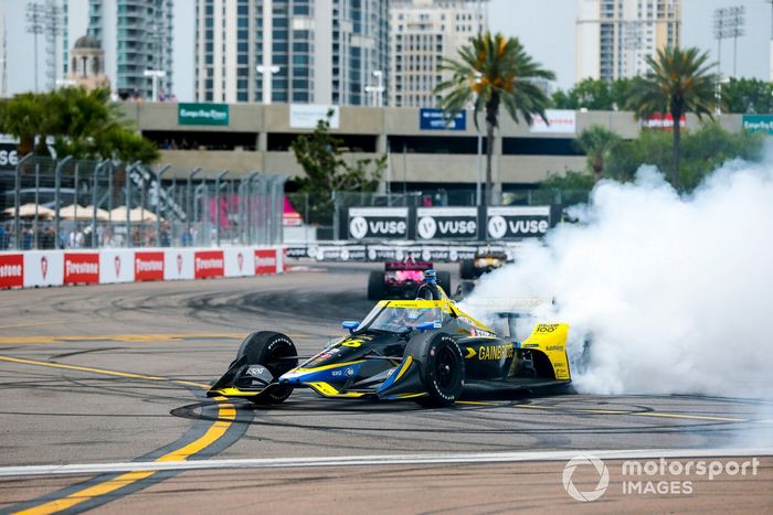 El ganador de la carrera, Colton Herta, Andretti Autosport Honda, celebra su victoria