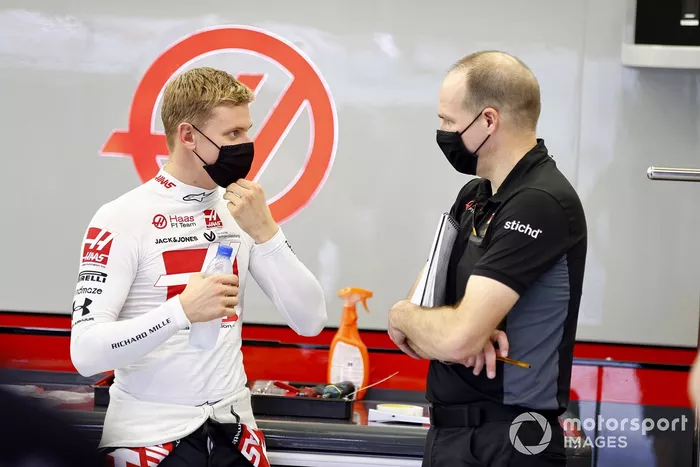 Mick Schumacher, Haas F1, con Gary Gannon