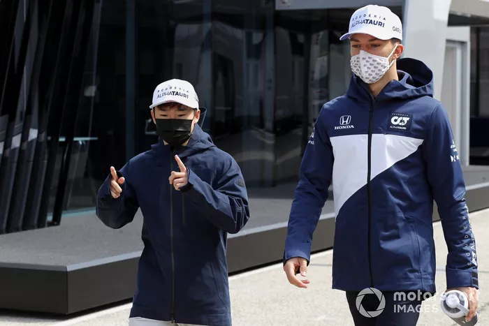 Yuki Tsunoda, AlphaTauri, y Pierre Gasly, AlphaTauri 