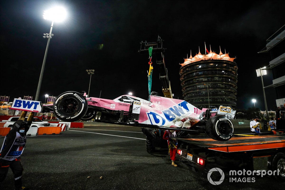 Sergio Perez's Racing Point RP20 wordt op een truck geladen