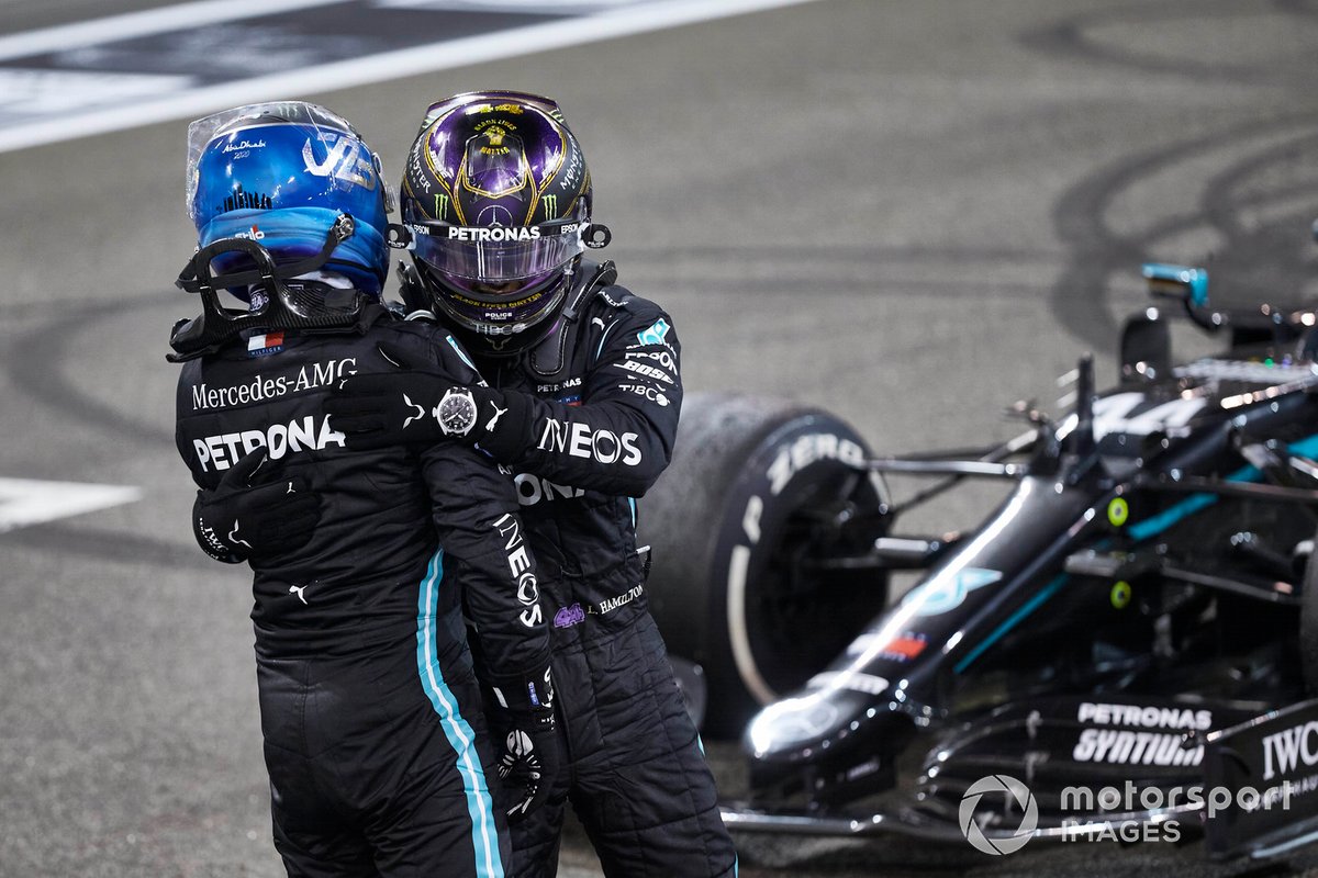 Valtteri Bottas, Mercedes-AMG F1, 2ª posición, y Lewis Hamilton, Mercedes-AMG F1, 3ª posición, se felicitan mutuamente en la parrilla