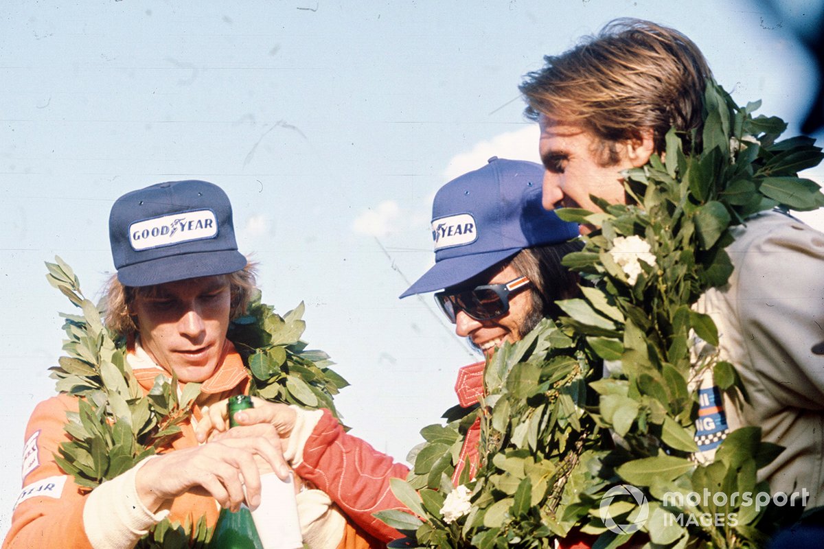 Emerson Fittipaldi, McLaren M23, James Hunt, Hesketh Ford 308, Carlos Reutemann, Brabham BT44B