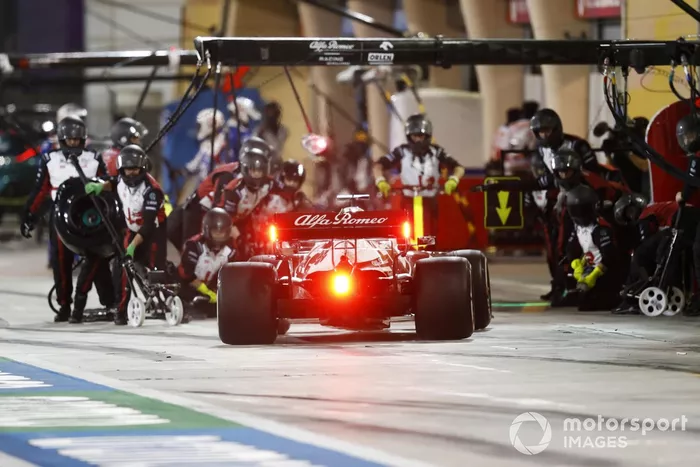 Kimi Raikkonen, Alfa Romeo Racing C41, pit stop