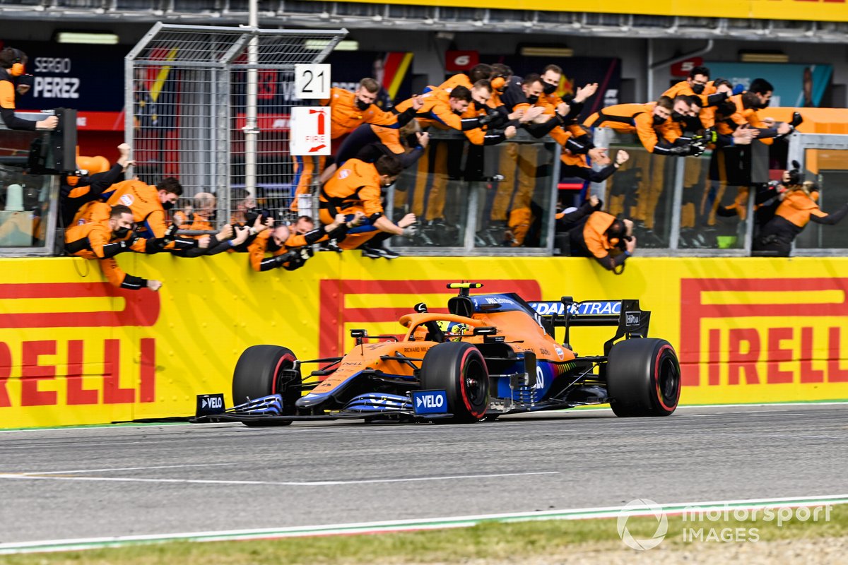 Tercer lugar Lando Norris, McLaren MCL35M cruza la meta
