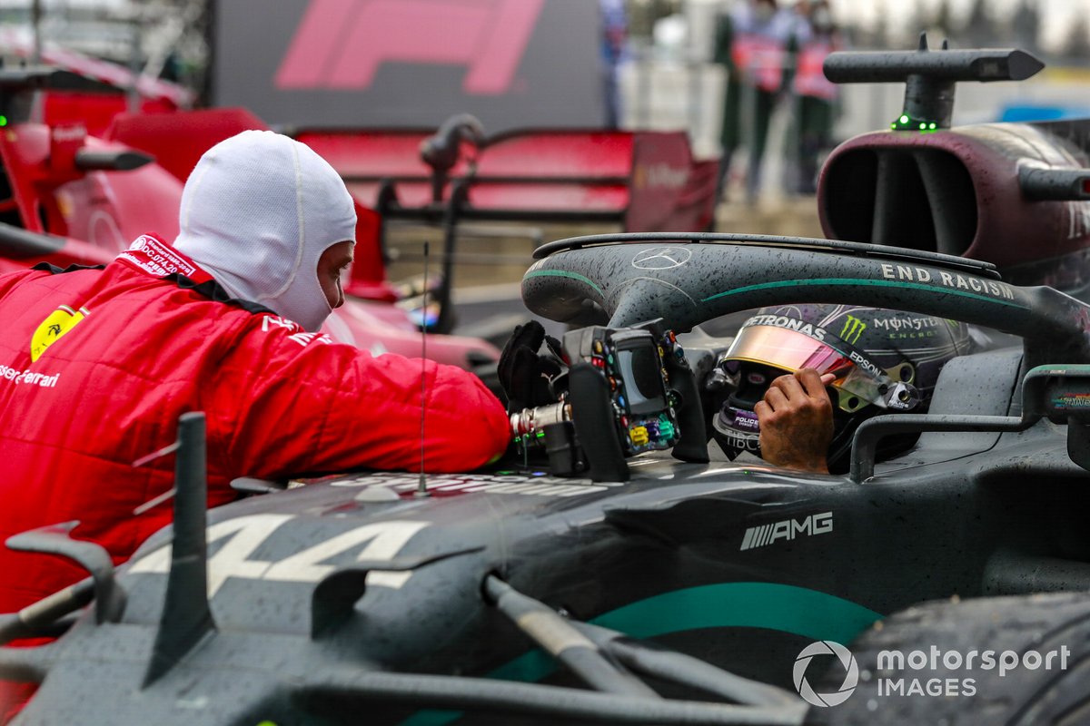 Tercer lugar Sebastian Vettel, Ferrari, felicita a Lewis Hamilton, Mercedes-AMG F1 por su 7º título mundial de pilotos