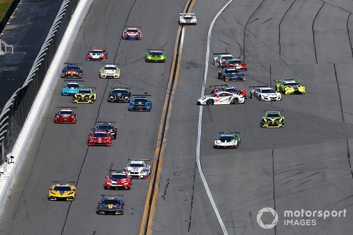 Accidente en la salida entre: #79 WeatherTech Racing Porsche 911 RSR - 19, GTLM: Cooper MacNeil, Gianmaria Bruni, Richard Lietz, Kevin Estre, #3 Corvette Racing Corvette C8.R, GTLM: Antonio Garcia, Jordan Taylor, Nicky Catsburg, #4 Corvette Racing Corvette C8.R, GTLM: Tommy Milner, Nick Tandy, Alexander Sims, #25 BMW Team RLL BMW M8 GTE, GTLM: Connor De Phillippi, Philipp Eng, Timo Glock, Bruno Spengler, #21 AF Corse Ferrari 488 GT3, GTD: Nicklas Nielsen, Daniel Serra, Matteo Cressoni, Simon Mann, #14 VasserSullivan Lexus RC F GT3, GTD: Jack Hawksworth, Aaron Telitz, Oliver Gavin, Kyle Kirkwood